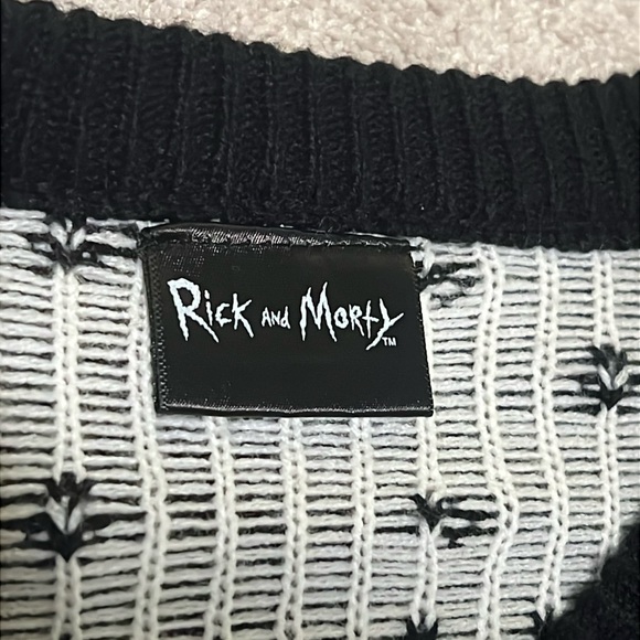 Size small Rick and Morty graphic christmas sweater - Picture 4 of 4